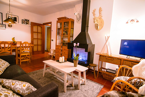 Living room with fireplace and flat screen TV - Els Refugis Canillo